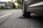 Bruit de claquement quand la voiture roule sur une bosse