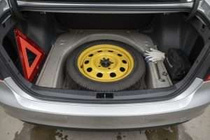 Roue de secours obligatoire : vraie ou fausse obligation ?