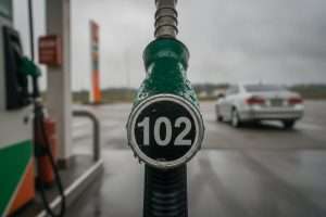 Sans plomb 102 : qu’est-ce que ce carburant premium ?
